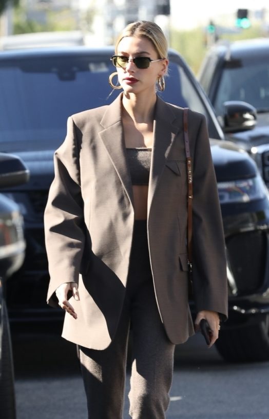 suit mau sac cua hailey bieber anh 3