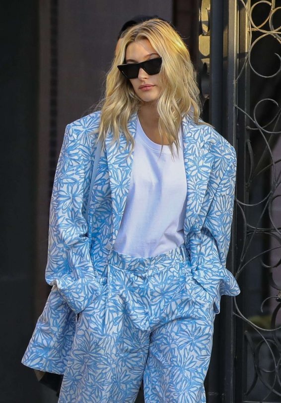 suit mau sac cua hailey bieber anh 11