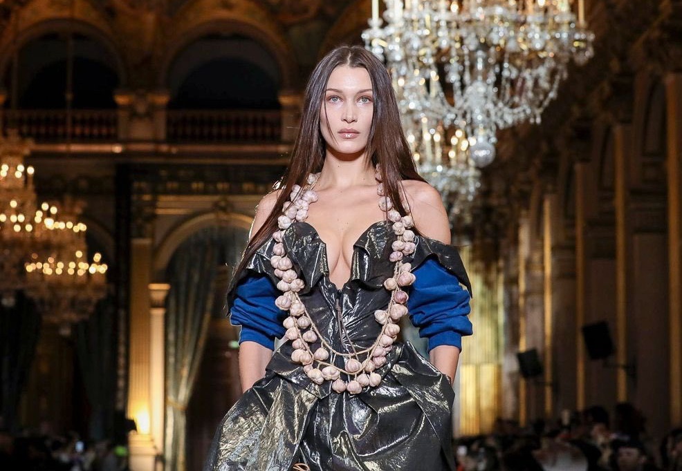 Bella Hadid dien vay ho nguc, deo toi day co tren san catwalk hinh anh