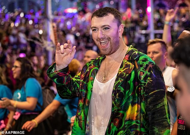 sam smith mặc váy lên sân khấu ảnh 2 sam smith mac vay len san khau anh 2