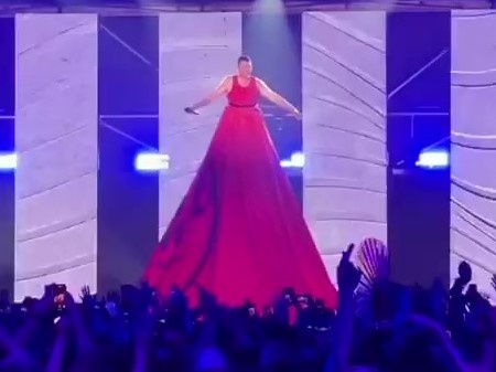 Sam Smith khoe clip dien vay khong lo hinh anh