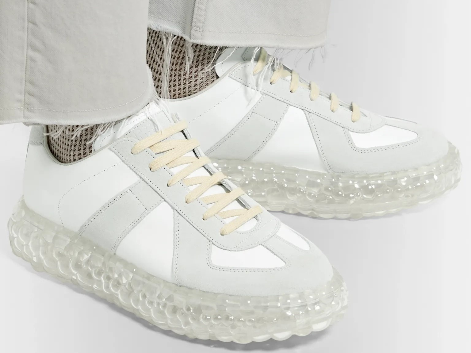 De bong bong, khoet lo va loat giay sneakers doc di nhat hien nay hinh anh
