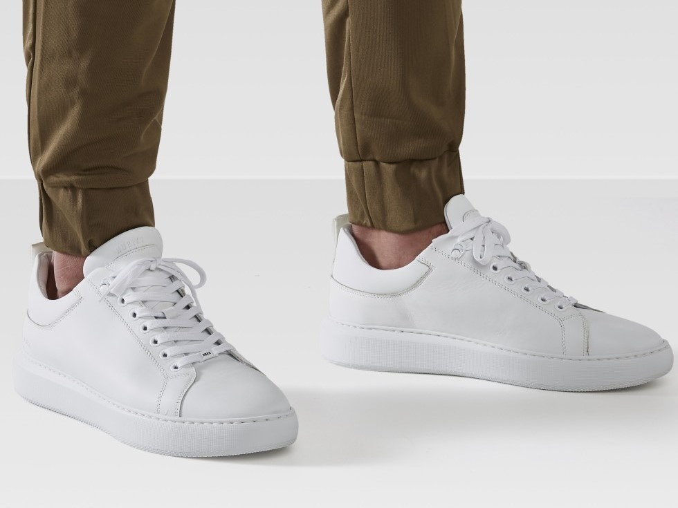 Loat giay gia re nhung trong nhu cua hang YSL, Alexander McQueen hinh anh