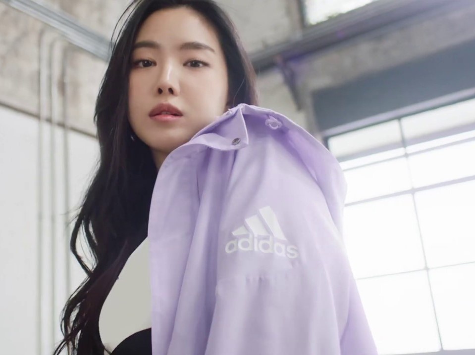 Naeun mac bra the thao trong quang cao cua adidas Han Quoc hinh anh