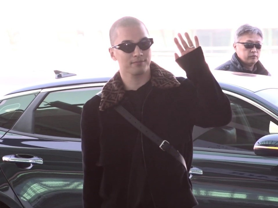 Taeyang dien do den don gian, cat dau dinh ra san bay hinh anh