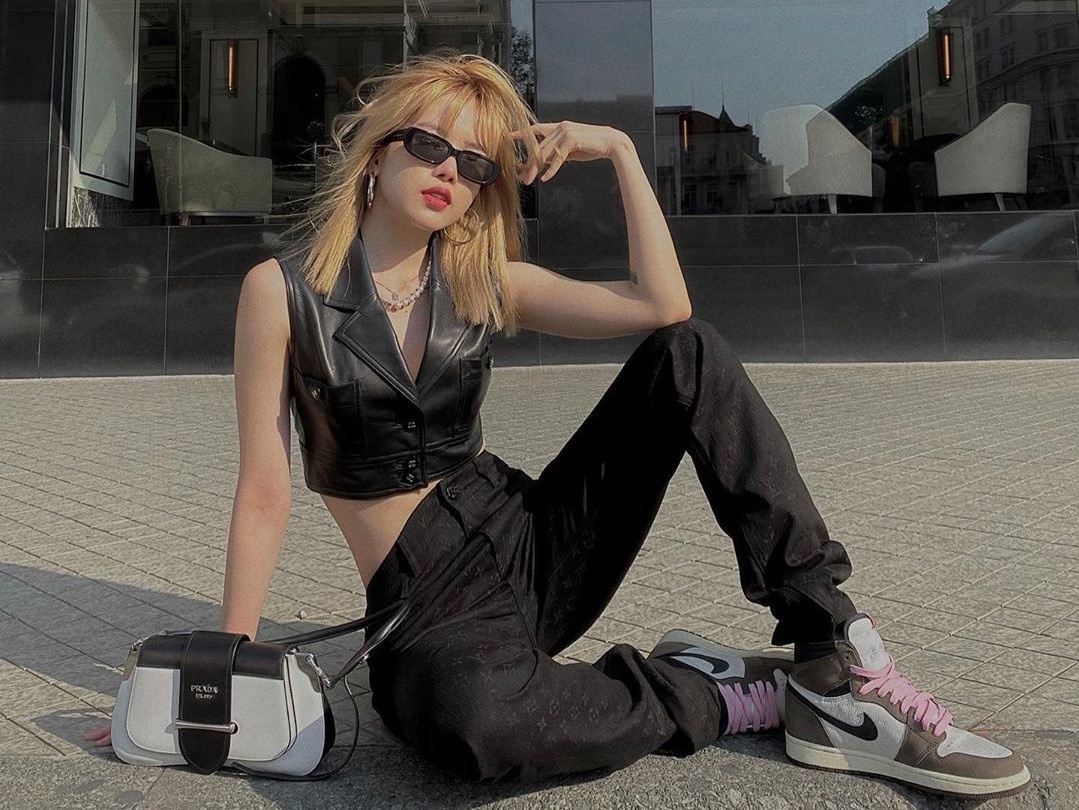 Thieu Bao Tram cham dien vay ao, tui xach hang hieu xuong pho hinh anh