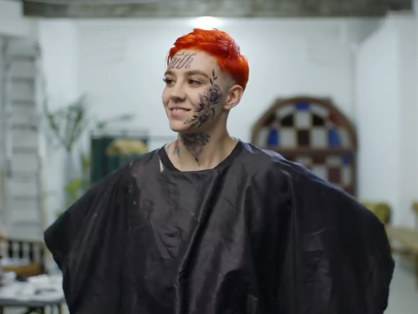 Co gai dan hinh xam gia day mat thu long nguoi qua duong hinh anh