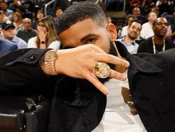 Drake khoe tu do toan hang hieu, so huu giay Dior hiem chua ra mat hinh anh