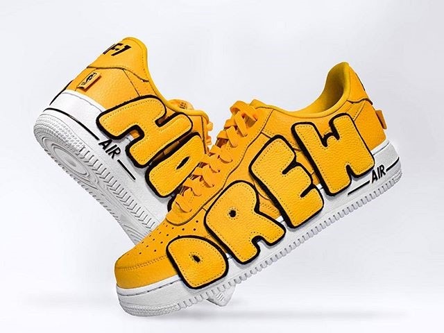 Can canh giay Nike Air Force 1 duoc do theo hang Drew House hinh anh