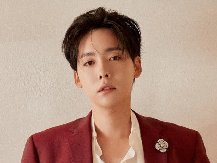 Jinwoo (WINNER) de dau dinh hay xoan xu van duoc khen dep trai hinh anh