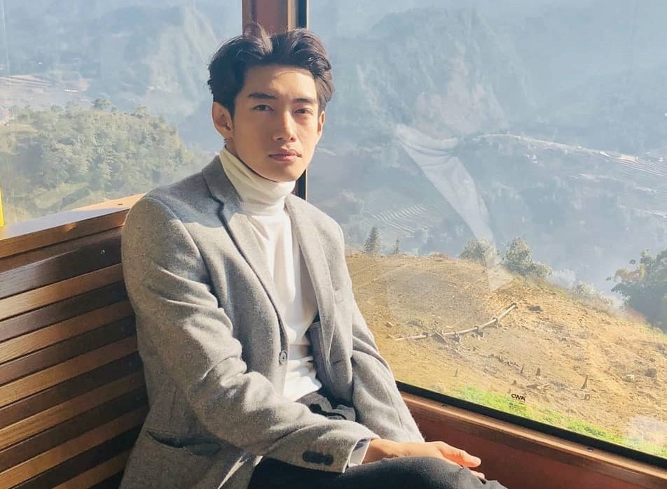 Quang Dang ngoai doi cham thay doi phong cach, dien do mau sac hinh anh
