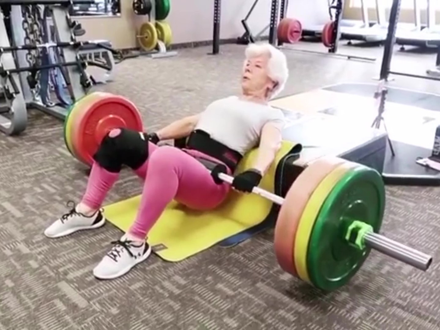 Cu ba hon 70 tuoi giam 25 kg nho cham chi tap gym nhu thanh nien hinh anh