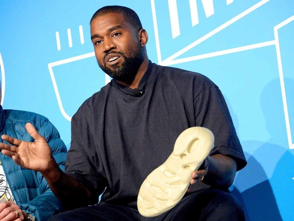 Kanye West tro thanh ty phu hoan toan nho vao de che Yeezy? hinh anh