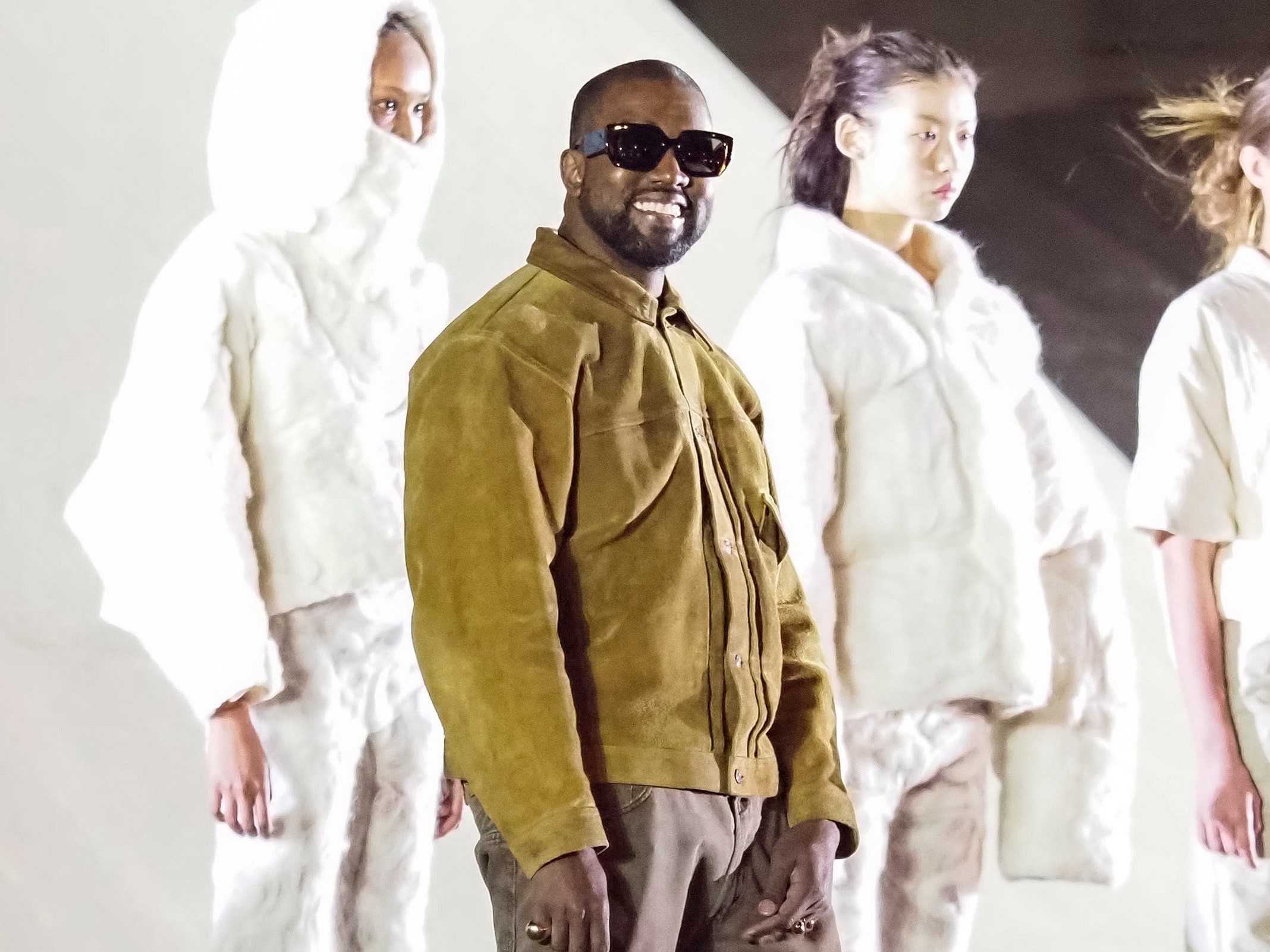 De che Yeezy giup Kanye West tro thanh ty phu co gi dac biet? hinh anh