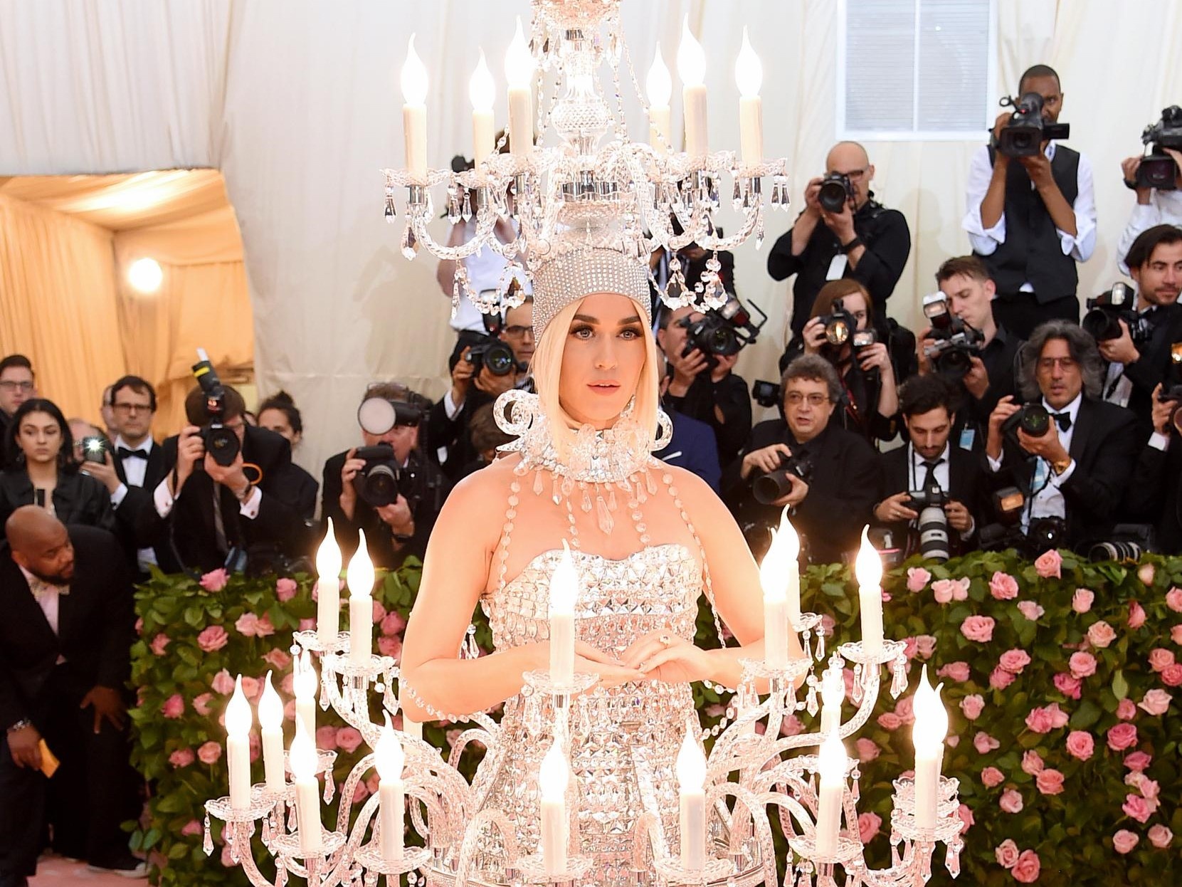 Katy Perry mac vay den chum 20 kg, can nguoi do khi di chuyen hinh anh