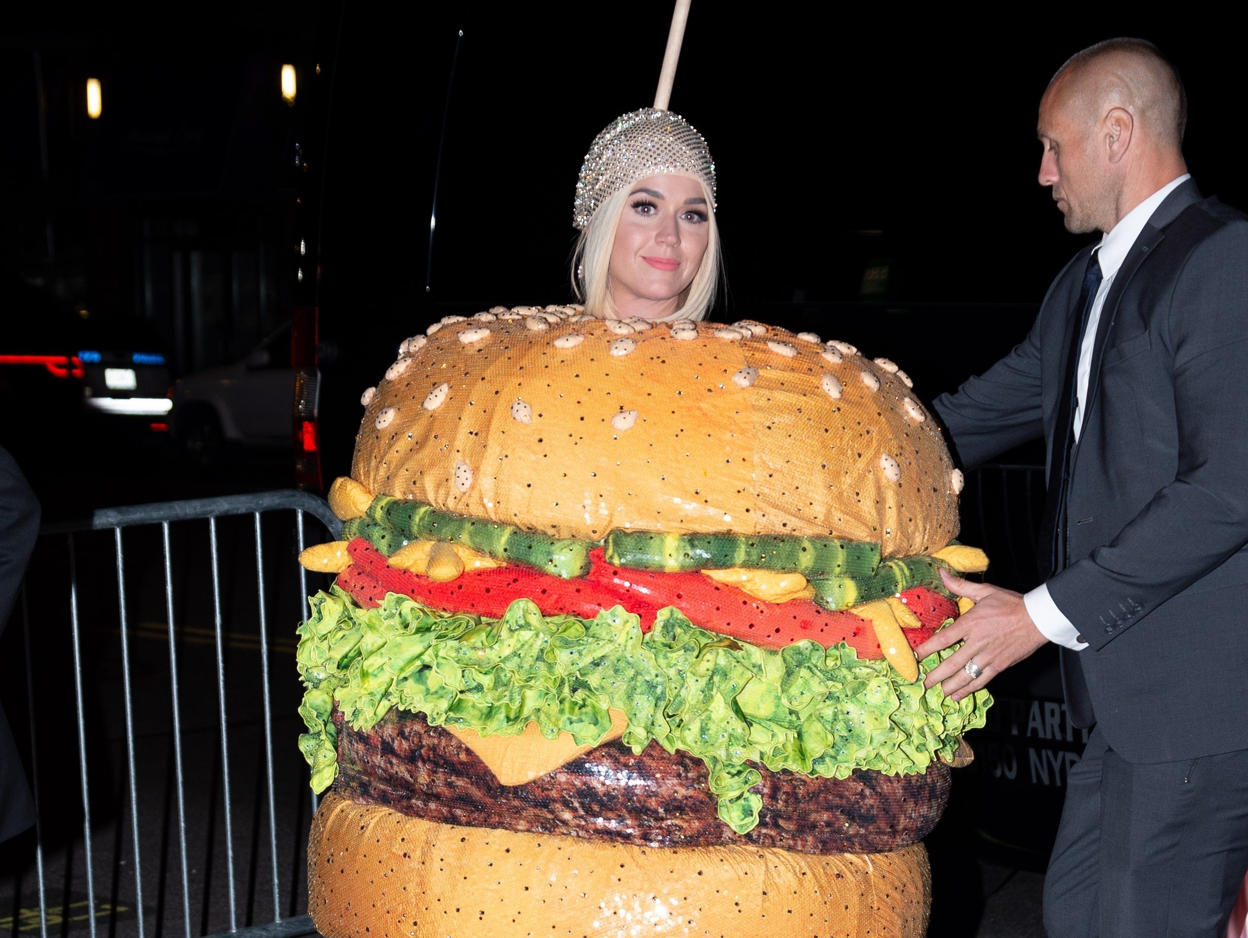 Katy Perry khong ngai hoa thanh hamburger, bong den 20 kg tai su kien hinh anh