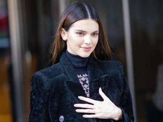 Kendall Jenner thiet ke ao, ung ho 100% tien ban de chong Covid-19 hinh anh
