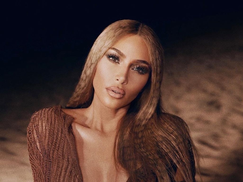 Kim Kardashian khoe toc luoi ca sau khi bi to photoshop hinh anh