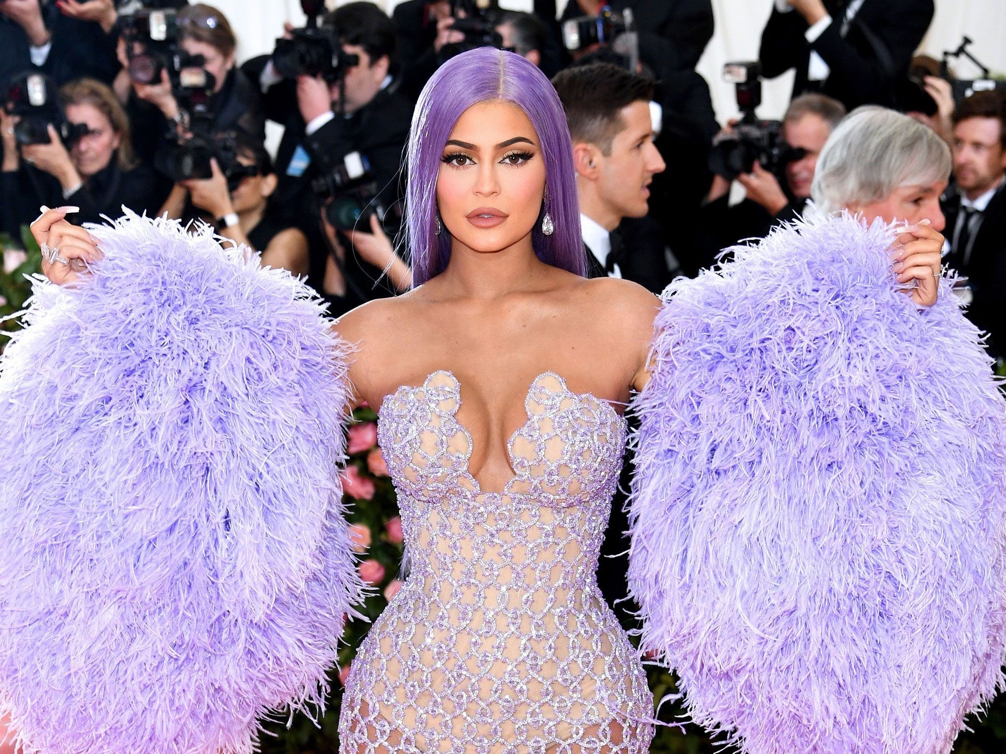 Kylie Jenner tang tui pha le hon 5.000 USD cho chi nhan Ngay cua me hinh anh