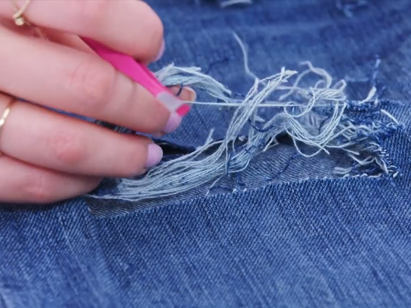 5 cach tu lam quan jeans rach tai nha hinh anh