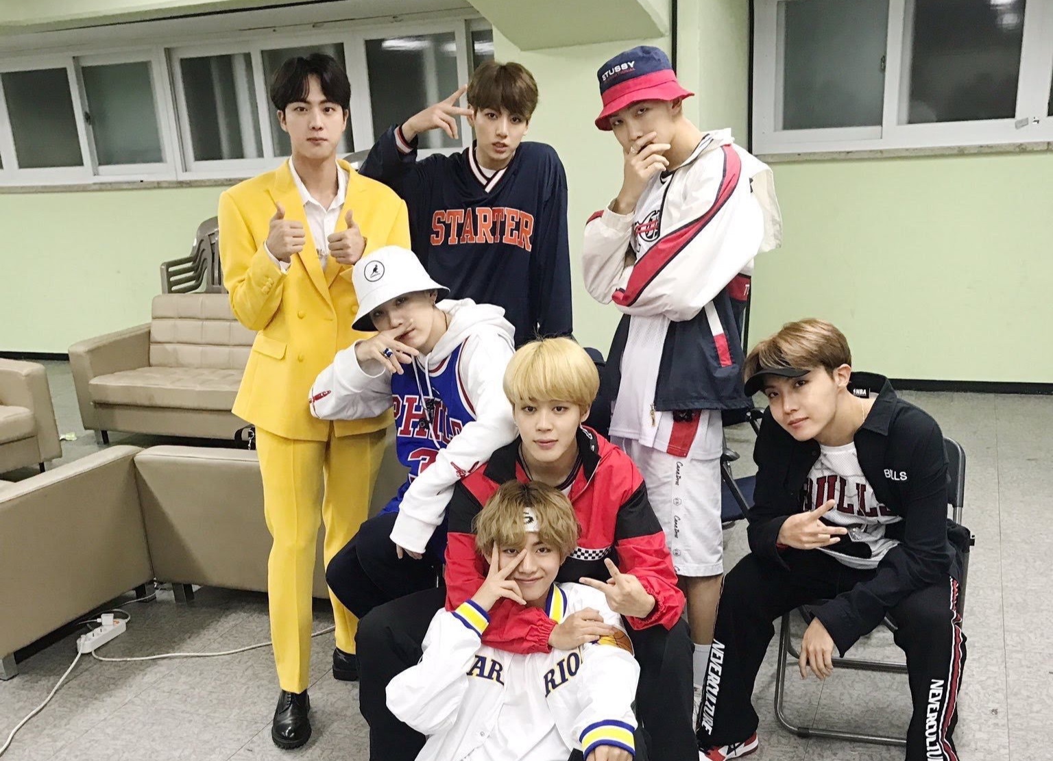 Jin gay cuoi khi luon mac do khac han cac thanh vien BTS hinh anh