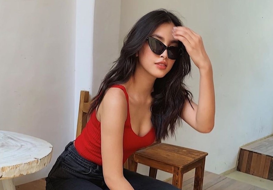 Hoa hau Tieu Vy thich di giay sneakers, dien tui hieu gia nghin USD hinh anh