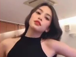 Hoa hau Tieu Vy dien ao crop top khoe eo thon hinh anh