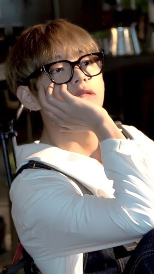 V BTS đeo kính ảnh 2 V BTS deo kinh anh 2