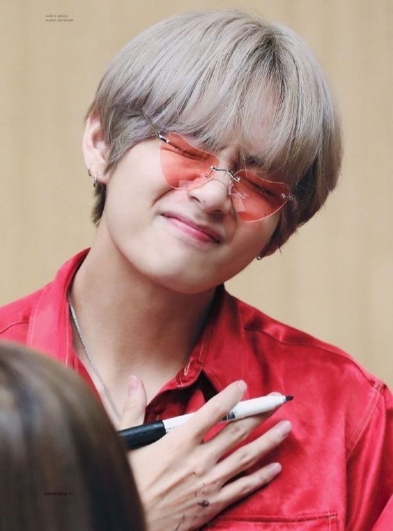 V BTS deo kinh anh 11