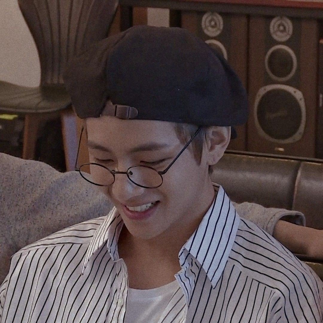 V BTS deo kinh anh 6