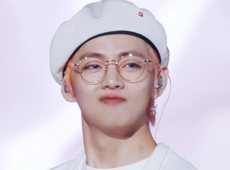 V (BTS) va nhung lan deo kinh duoc khen dep trai hinh anh