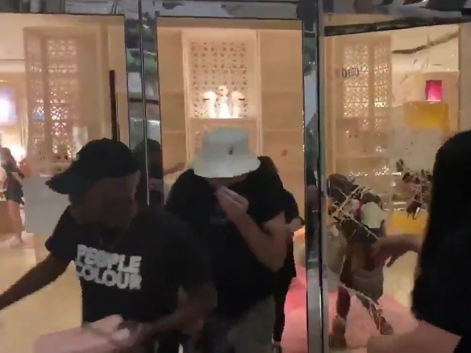 Cua hang cua Louis Vuitton bi cuop tui xach dat tien hinh anh