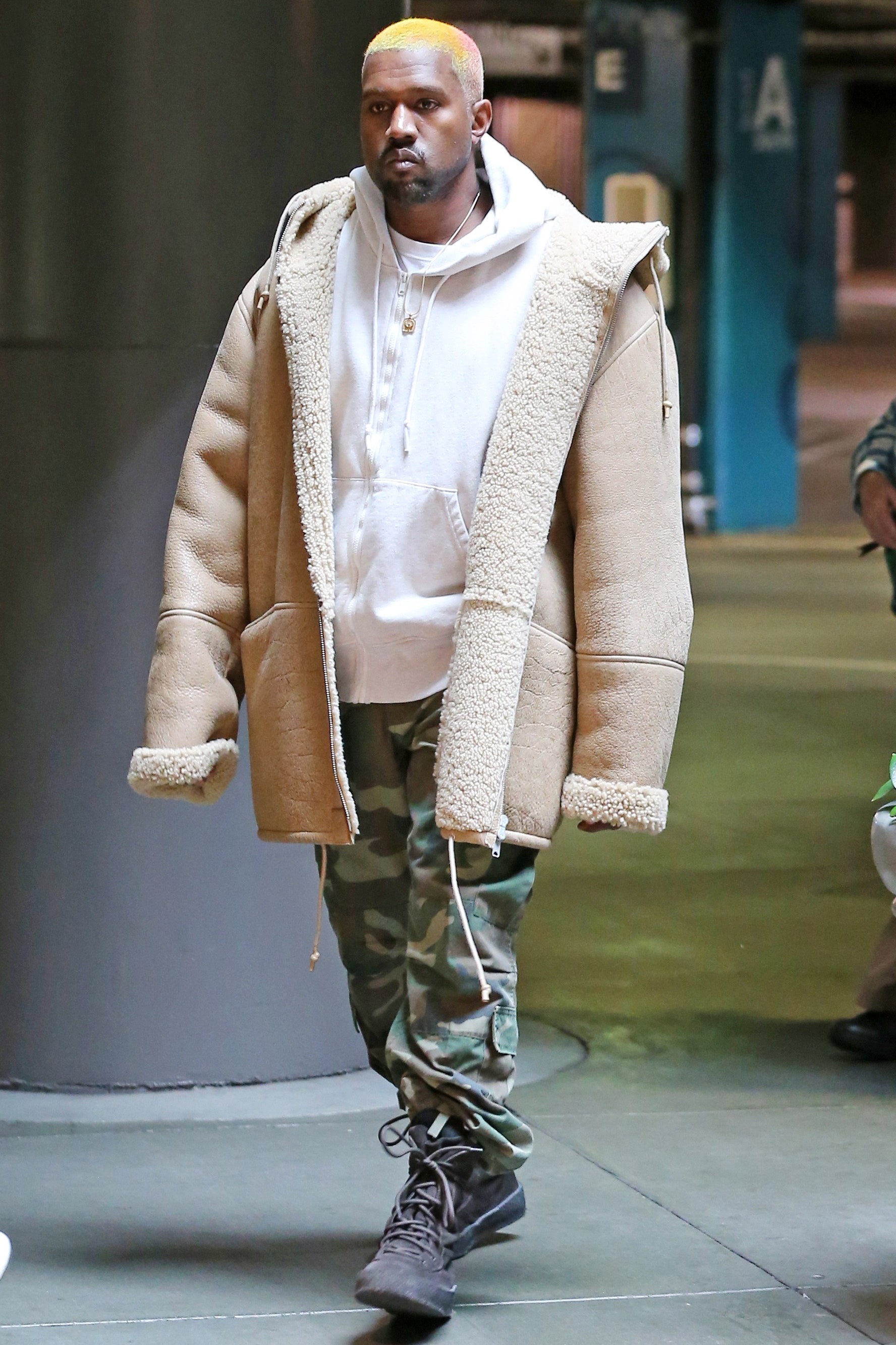 kanye west quyên góp tiền ảnh 2 kanye west quyen gop tien anh 2