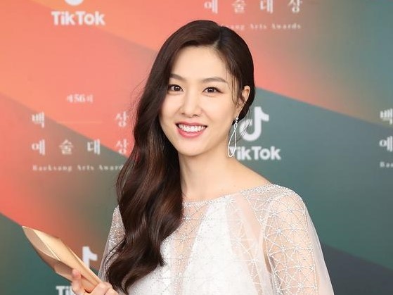 Seo Ji Hye nhan giai 'Bieu tuong thoi trang' nho mac dep tren phim hinh anh