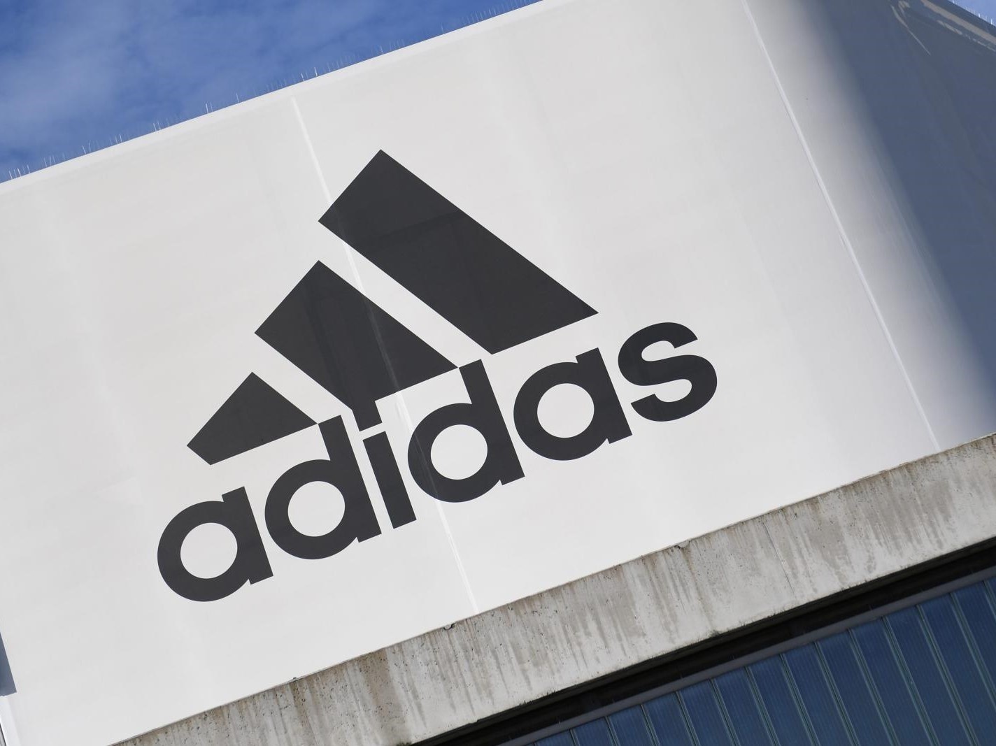 Hang adidas bi nhan vien to phan biet chung toc hinh anh