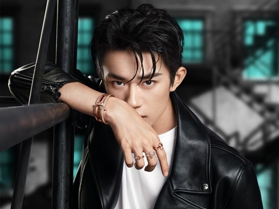 Dich Duong Thien Ti deo trang suc dat gia quay quang cao hinh anh