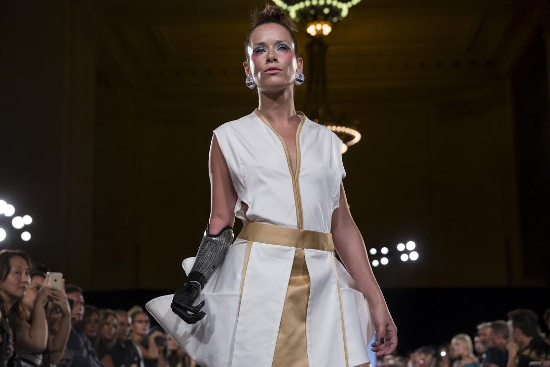 nguoi mau dac biet cua lang thoi trang anh 4