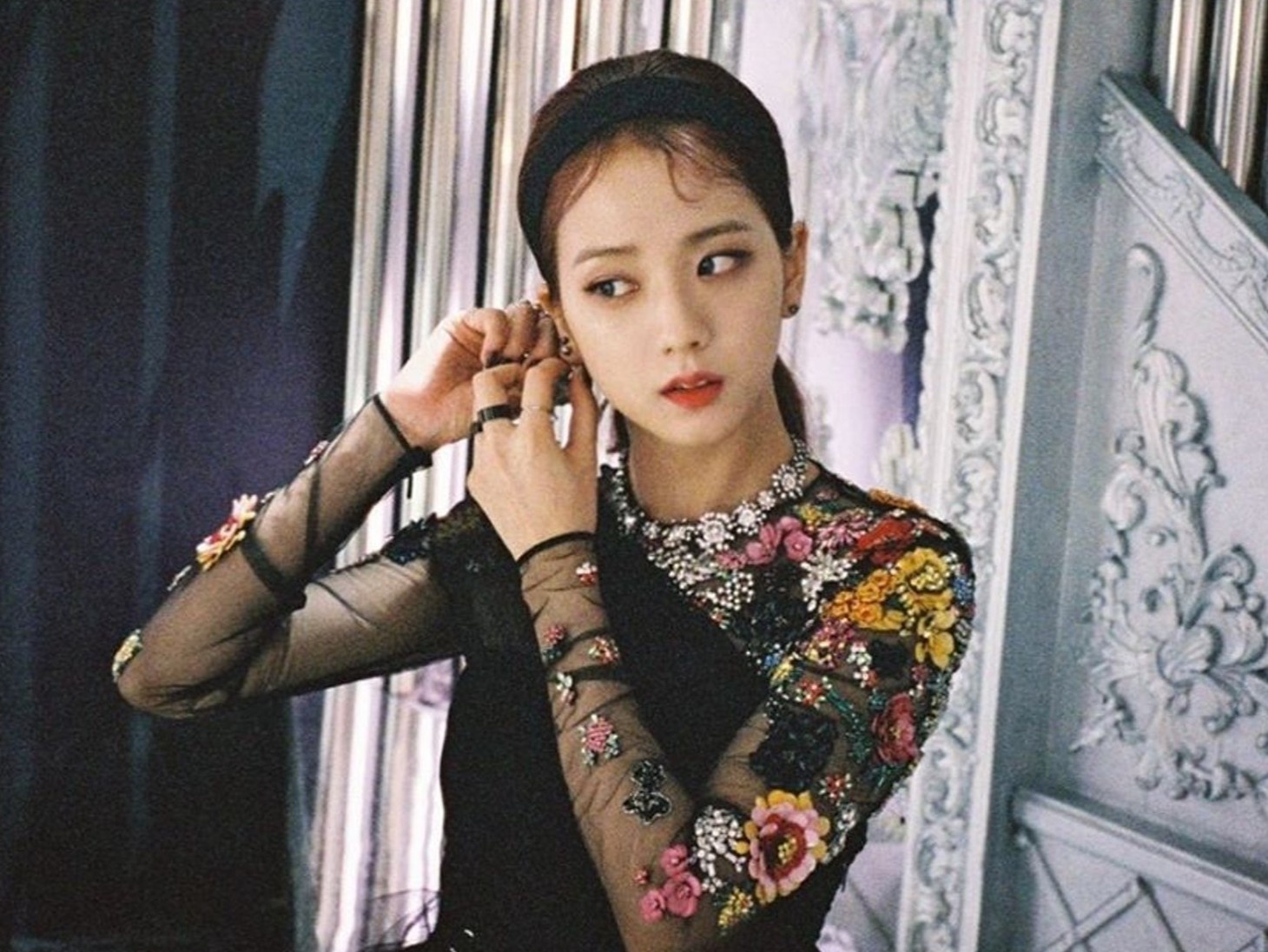 Jisoo dien vay ao hang hieu, co bo len den gan 16.000 USD hinh anh