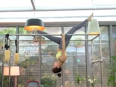 My nhan Red Velvet lon nguoc nguoi de tap the duc hinh anh