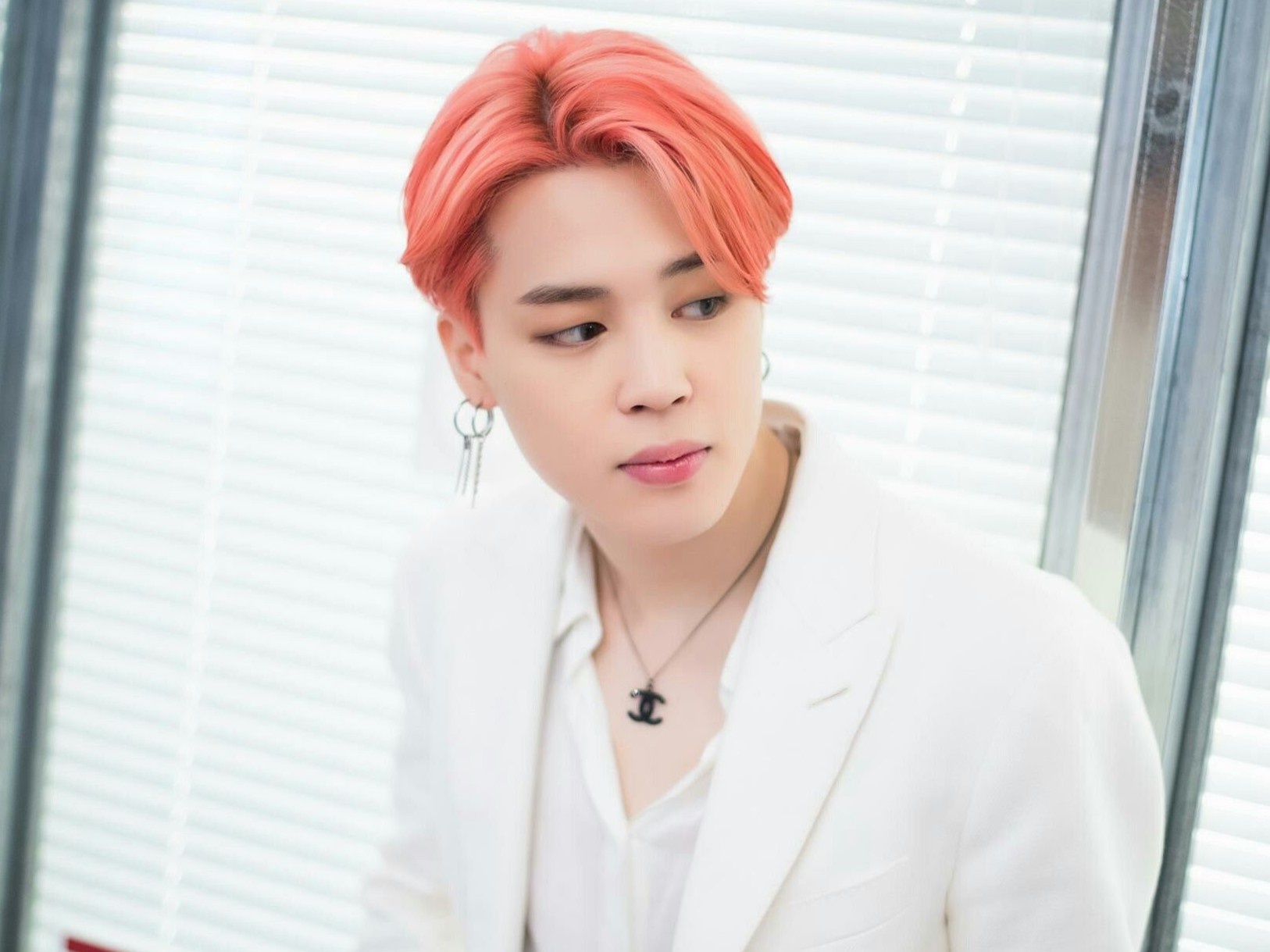 Jimin (BTS) an mac dep, cham dung hang hieu dat do hinh anh