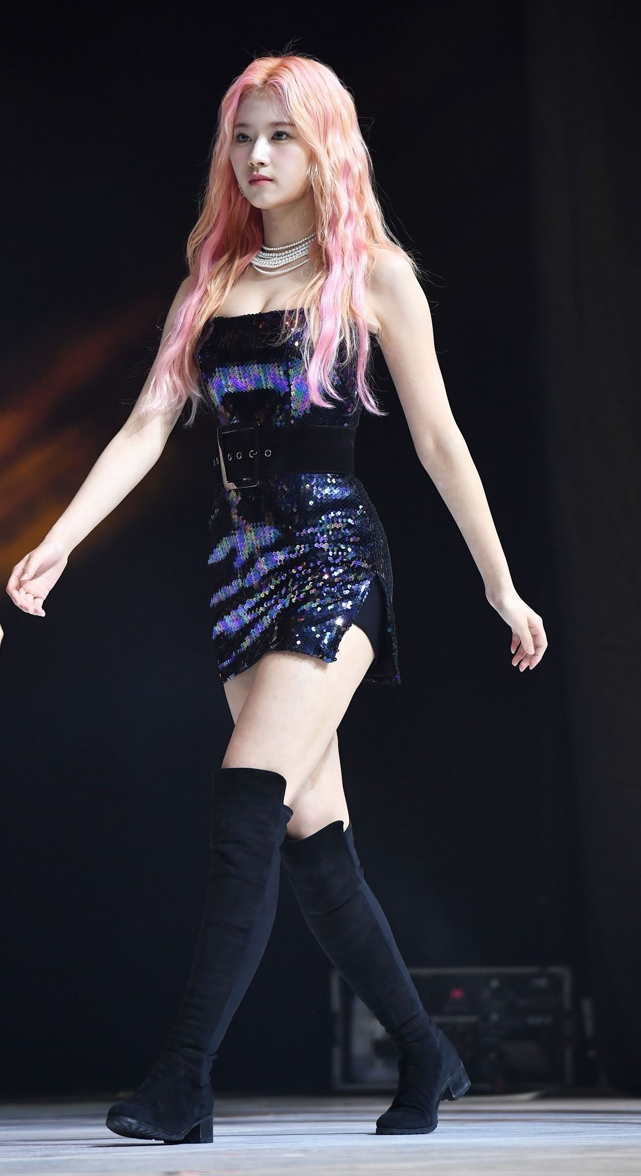 trang phuc dien sexy cua Sana anh 6