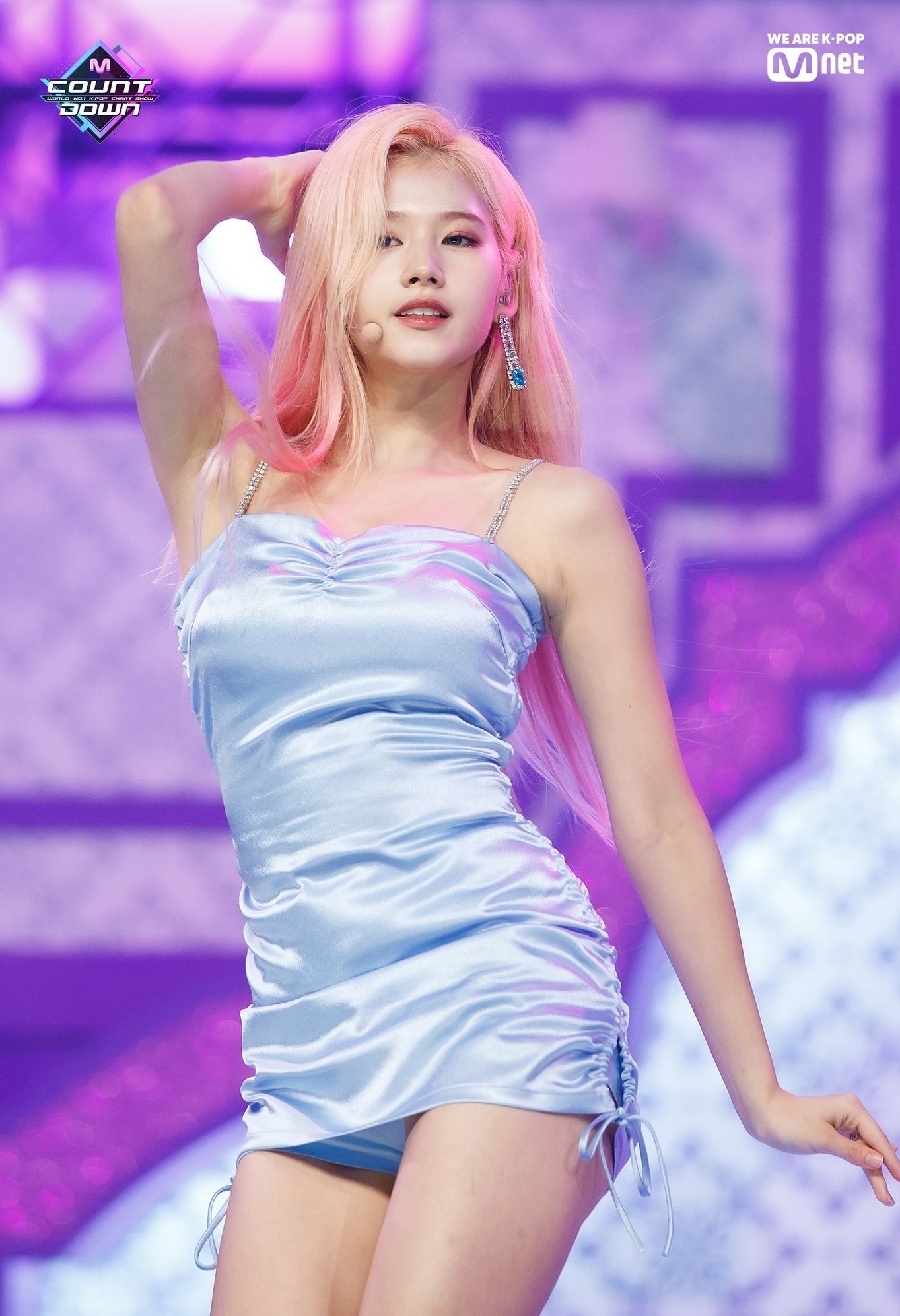 trang phuc dien sexy cua Sana anh 1