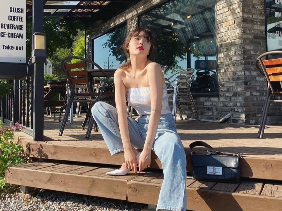 HyunA ngoai doi cham mac vay hoa, ao bo khoe eo thon hinh anh