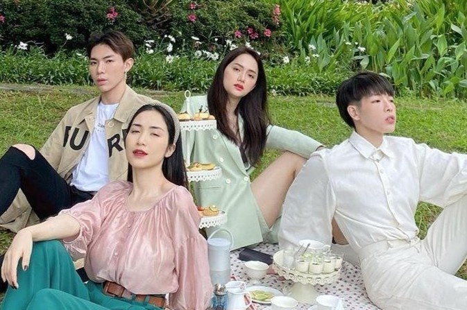 Huong Giang va hoi ban than mac gi khi di cung nhau? hinh anh