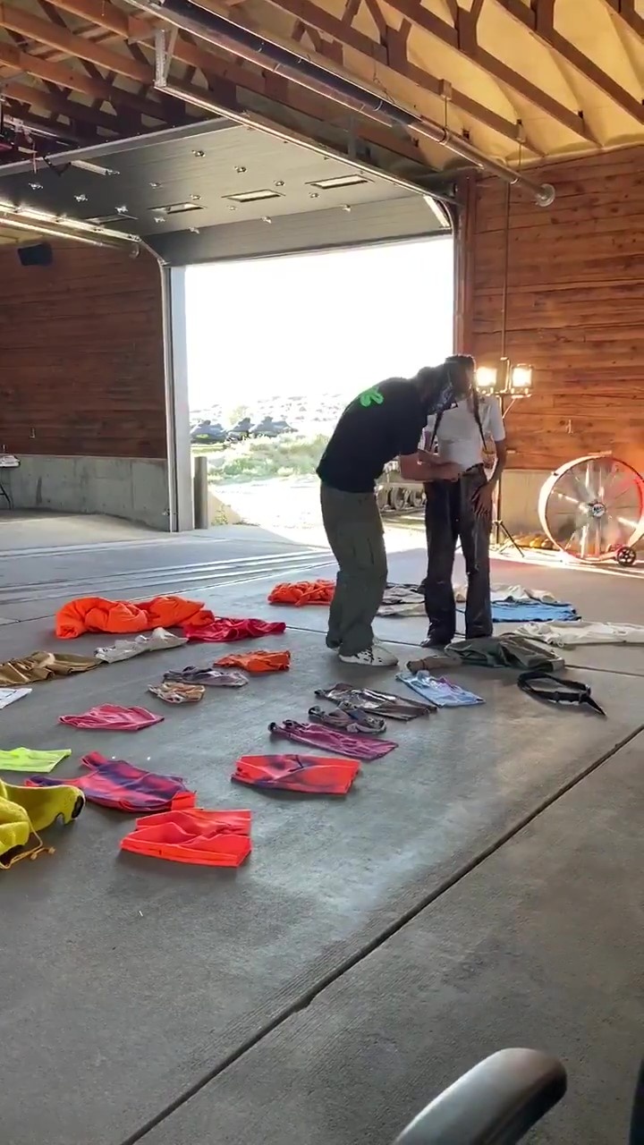 kanye west hop tac gap anh 1