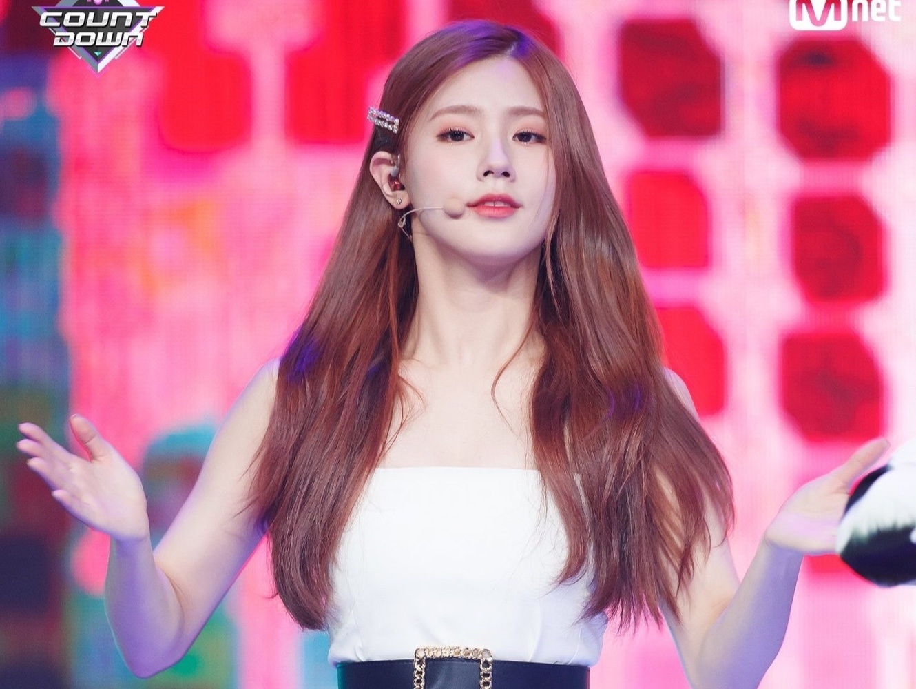 My nhan Han trong xinh nhu cong chua khi dien vay ao trang hinh anh