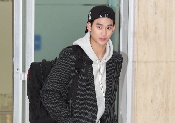 Kim Soo Hyun ngoai doi mac quan ao gian di van dep trai hinh anh
