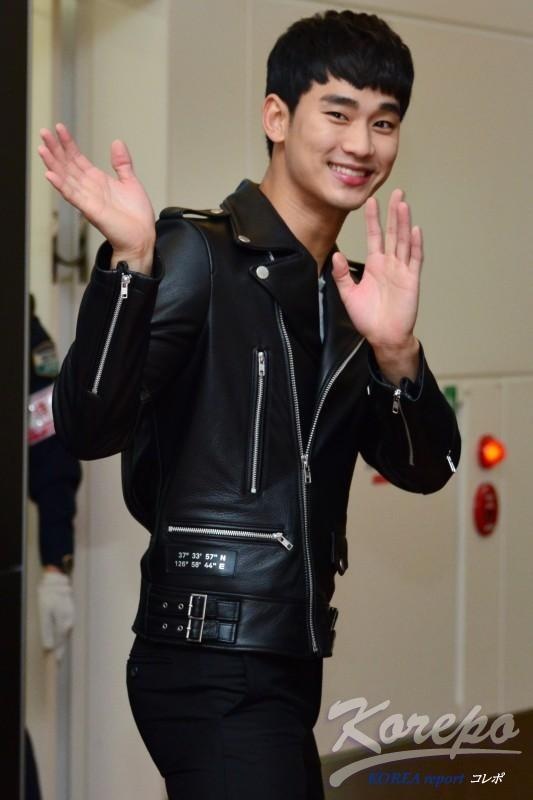 thoi trang san bay cua Kim Soo Hyun anh 5