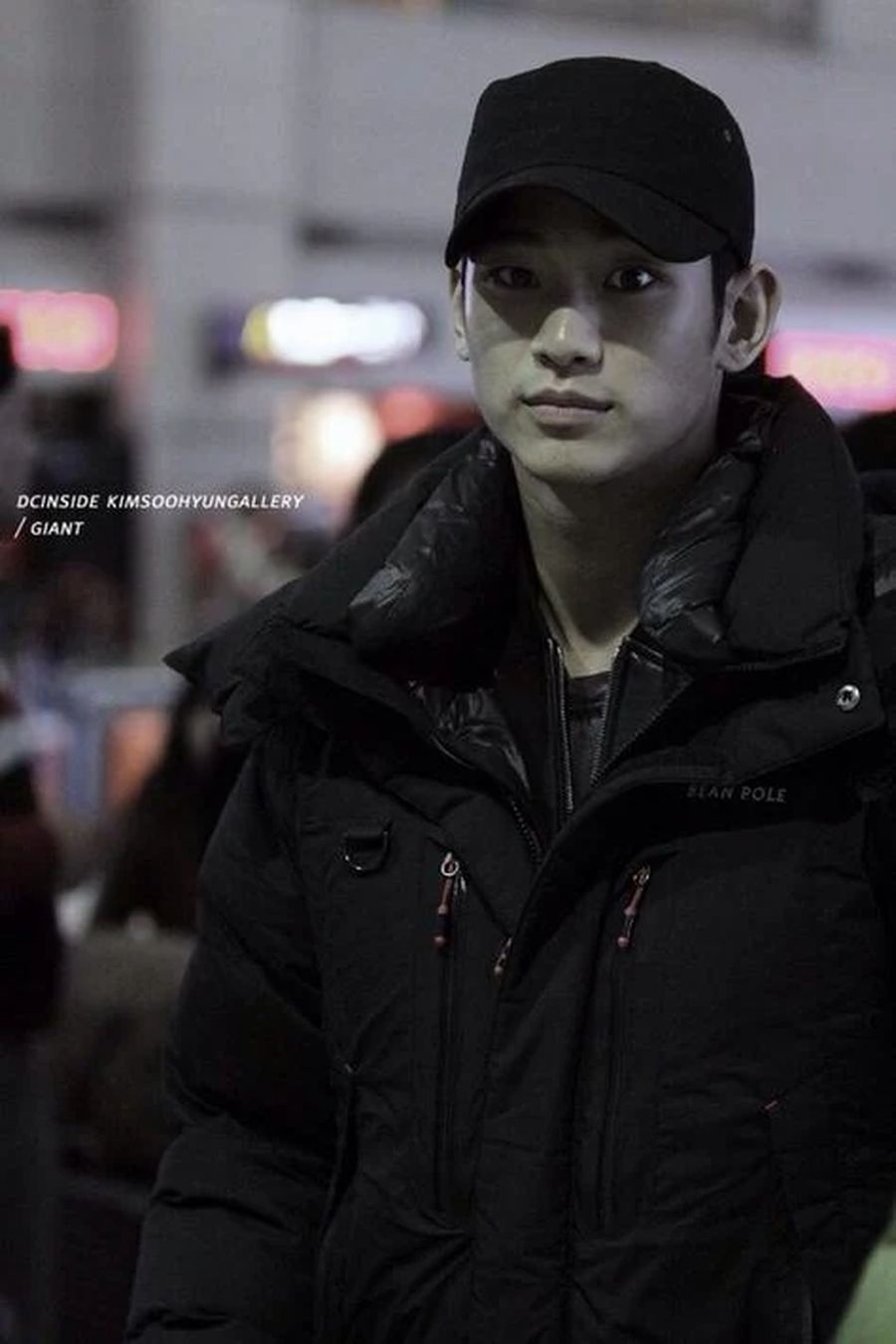 thoi trang san bay cua Kim Soo Hyun anh 8