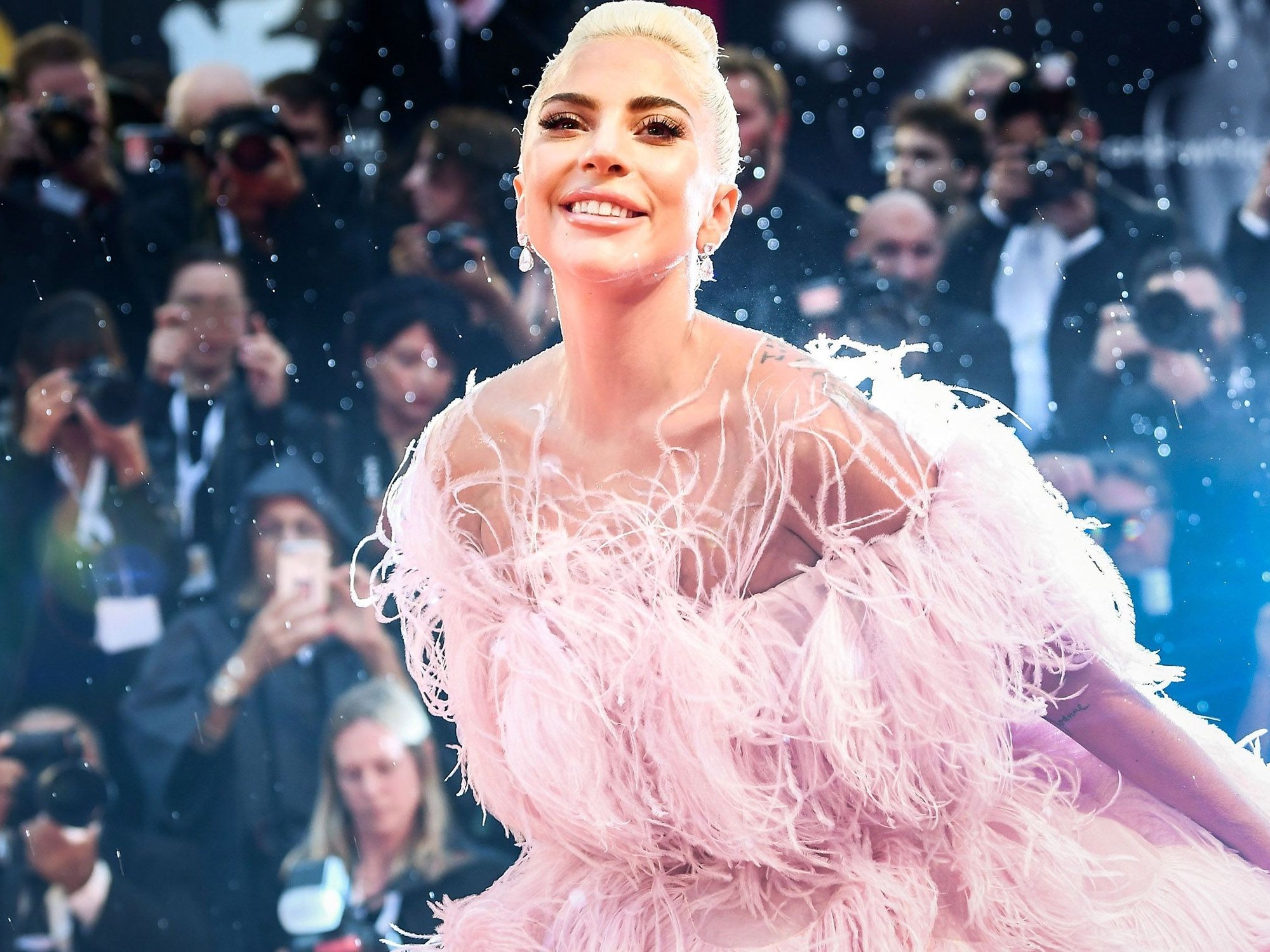 Lady Gaga tro thanh guong mat dai dien nuoc hoa cho Valentino hinh anh